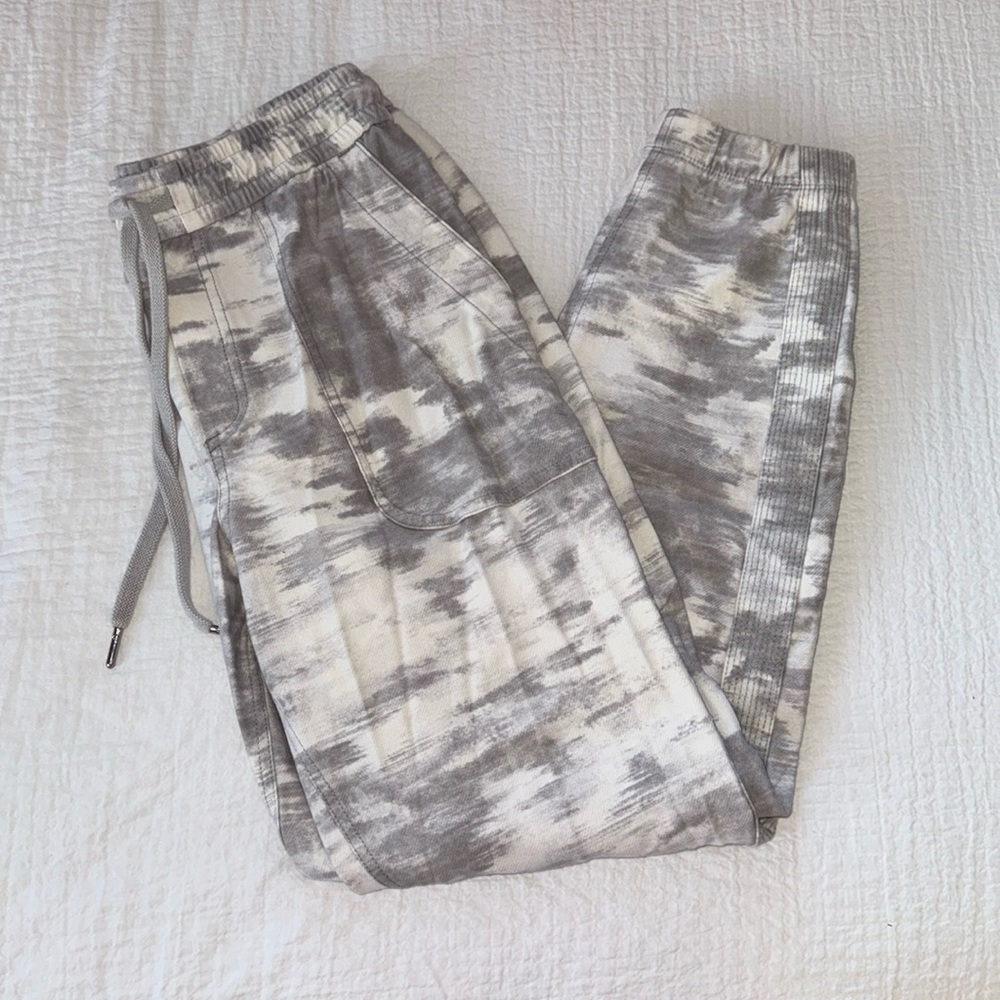athleta farralon printed Hoover size 8 white and grey tie dye